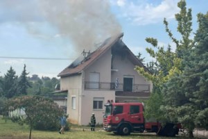 Χαμός στο Νοσοκομείο Λάρισας: Συνοδός ασθενούς χτύπησε γιατρούς και τραυμάτισε τον έναν - εικόνα 2