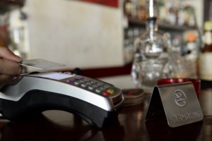 Λαϊκές αγορές: Υποχρεωτικά POS και ταμειακές μηχανές από 1η Μαρτίου