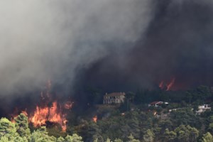Φωτιά τώρα στο Μαρούσι: Σηκώθηκαν δύο ελικόπτερα για πυρκαγιά σε ρεματιά [βίντεο]
