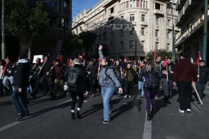 Επεισόδια στην Αθήνα μετά το πανεκπαιδευτικό συλλαλλητήριο - Φωτιές σε κάδους και σπασμένες βιτρίνες [βίντεο]