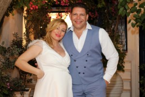 Γιάννης Πρετεντέρης: Σπάνια εμφάνιση με τη σύζυγό του, Σάντρα - Με casual εμφάνιση για ψώνια [εικόνες]