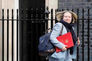 Βρετανία: Παραιτήθηκε ο βουλευτής που τον τσάκωσαν να βλέπει πορνό σε συνεδρίαση της Βουλής