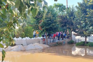 Συγκινητικό: Mπήκαν στα λασπόνερα και έσωσαν σκύλο με SUP στη Λάρισα