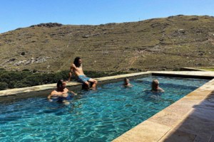 Ελένη Μενεγάκη: Αυτό το βιβλίο διαβάζει στις διακοπές της - Η ατημέλητη φωτό από την παραλία