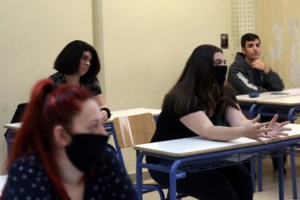 Αγκαλιάζει τους "ψεκασμένους" ο Βελόπουλος: Ανακοίνωση - παραλήρημα κατά της χρήσης της μάσκας στα σχολεία