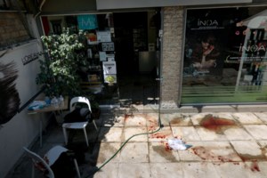 Επίθεση με ματσέτα στου Ζωγράφου- Η μαρτυρία γυναίκας που ήταν στο κομμωτήριο: "Τα αίματα έτρεχαν ποτάμι" [βίντεο]