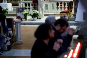 Πάπας Φραγκίσκος: Έσπασε το πρωτόκολλο το Βατικανό και επέτρεψε σε ηλικιωμένη μοναχή να θρηνήσει δίπλα στο φέρετρο