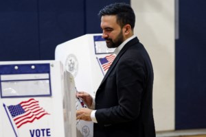 Ελβετία: Ένα... ιδιαίτερο άγαλμα που απεικονίζει τον Τραμπ σταυρωμένο θανατοποινίτη εκτίθεται στη Βασιλεία [εικόνα]