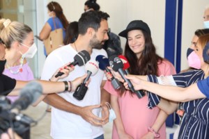 Η Χριστίνα Μπόμπα ποζάρει μαζί με τα δίδυμα στο σπίτι τους: Εξουθενωμένη και άυπνη