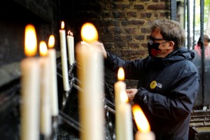 Ηλίας Μόσιαλος: Η αιχμηρή ανάρτηση για τη Θεία Λειτουργία και τους κινδύνους μόλυνσης από κορονοϊό