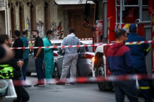 Έκρηξη στον Κολωνό: Μυστήριο με τον ένοικο του 3ου ορόφου - Άφησε τη σακούλα για να την παραλάβει άλλος ή κάτι τον τρόμαξε;
