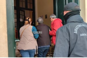 Ναύπλιο: Ελεύθερη η 72χρονη που σκότωσε τον ληστή της- Τον κάρφωσε στην καρδιά με το μαχαίρι που καθάριζε τα πορτοκάλια - εικόνα 3