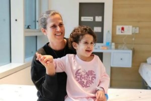 Τους υποδέχθηκε ο καλύτερός τους φίλος: Τρία αδελφάκια, όμηροι της Χαμάς επί 51 μέρες παίζουν ξανά με τον σκύλο τους - εικόνα 4