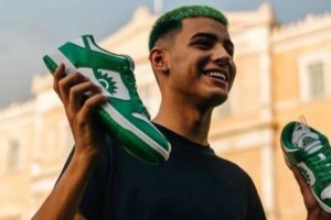 Η ιστορία πίσω από τα viral παπούτσια "ΜΠΑΣΟΚ" - Τι αναφέρει ο δημιουργός των sneakers που κοστίζουν 280 ευρώ [βίντεο]