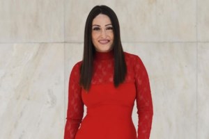 Ιωάννα Παλιοσπύρου: Η βουτιά στη θάλασσα με αποκαλυπτικό ολόσωμο μαγιό [εικόνες]