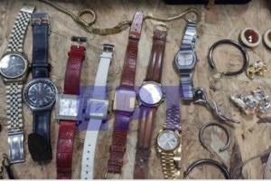 Αιματηρή καταδίωξη με τραυματία αστυνομικό στον Ασπρόπυργο - Μαξιλαροθήκη με κοσμήματα στο πορτ μπαγκάζ του αυτοκινήτου - εικόνα 3