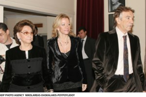 Μαριάννα Λάτση: Χαλαρή, σε ταβέρνα στα Μετέωρα με τα δύο παιδιά της, Εριέττα και Φίλιππο [εικόνες]