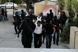 Σκληροί τρομοκράτες: Προκήρυξη της Ομάδας Λαϊκών Αγωνιστών βρέθηκε στη γιάφκα- Για την επίθεση στον ΣΕΒ - εικόνα 2