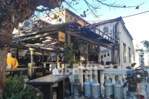 Συναγερμός στην Πάτρα: Φωτιά σε εργοστάσιο με φέρετρα - Στο σκοτάδι βυθίστηκε η περιοχή [Εικόνες - Βίντεο]