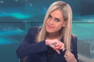 Γραμμέλη για τη Σύνθια Σάπικα: "Βάφομαι, ντύνομαι, και κόβω τα μαλλιά μου - Πώς βοηθιέται μια γυναίκα στο Ιράν;" - εικόνα 2