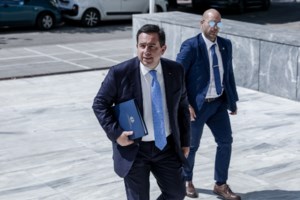 Οι αναγνωρισμένοι πρόσφυγες στην Ελλάδα είναι το 0,5% του πληθυσμού, απαντά ο Μηταράκης στον Μπογδάνο