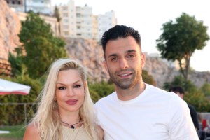 Μυρτώ Αλικάκη: Η σπάνια δημόσια εμφάνιση με τους δύο γιους της - Κούκλοι με ιδιαίτερο στιλ σαν τους γονείς τους - εικόνα 5