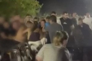 Ανεπανάληπτο σκηνικό σε πανηγύρι: Μετέφεραν κατάκοιτη γιαγιά με την ξαπλώστρα για να μη χάσει το γλέντι - Βίντεο