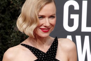 Η Ναόμι Γουότς στα 54 χρόνια της: Μεγαλώνει φυσικά, χωρίς παρεμβάσεις και χωρίς κανένα κόμπλεξ - εικόνα 12