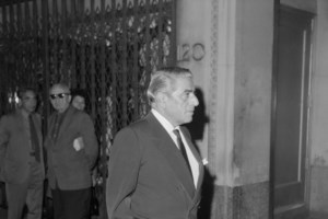 Στην κρεβατοκάμαρα με την Κάλλας: Κάθεται στο μεγαλοπρεπές κρεβάτι, στο διαμέρισμα στο Παρίσι -Σπάνιο κλικ