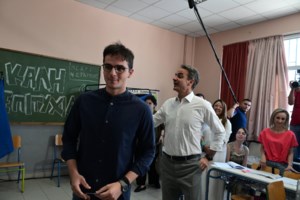 Ευρωεκλογές 2024: Απρόοπτο στο σχολείο που ψήφισε ο Μητσοτάκης - Γυναίκα τρόμαξε από την πολυκοσμία και ούρλιαξε [βίντεο]