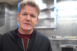 Στα Χανιά ο διάσημος σεφ Γκόρντον Ράμσεϊ: Βόλτα στο Μπάλο και μπουγάτσα στον Ιορδάνη [εικόνες]