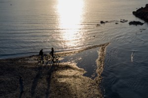 Τραγωδία στο Καβούρι: 6χρονο αγόρι πνίγηκε στη θάλασσα - Συνελήφθησαν οι γονείς του - εικόνα 2