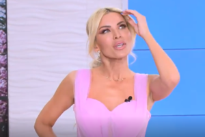 Βάνα Μπάρμπα: Casual στην Αθήνα με καλοκαιρινό φόρεμα, denim τζάκετ, σανδάλια και Louis Vuitton - εικόνα 3