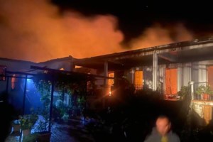 Μεγάλη φωτιά στην Εύβοια σε δύσβατη περιοχή: Πνέουν ισχυροί άνεμοι - Χωρίς ρεύμα η Ρούκλια Καρύστου