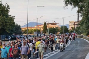 Οργή Μηταράκη για κατοίκους στα Καμένα Βούρλα: "Ντροπή τους, άφησαν παιδιά χωρίς φαγητό"