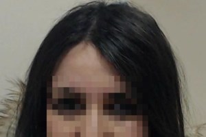 Π.Φάληρο: Με μαύρα γυαλιά και καπέλο βγήκε η μητέρα από τον ανακριτή - Πήρε προθεσμία για τον θάνατο της κόρης της - εικόνα 4