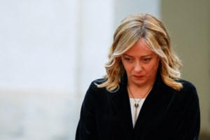 Βουλευτής της Μελόνι πυροβόλησε έναν άνδρα στο πόδι - Έριχνε με το όπλο του για να γιορτάσει