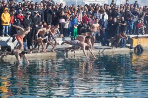 Θεοφάνεια στην Πάτρα: 23χρονος έπιασε τον Σταυρό - Συγκίνησε η πράξη του σε 9χρονη κολυμβήτρια [Βίντεο]