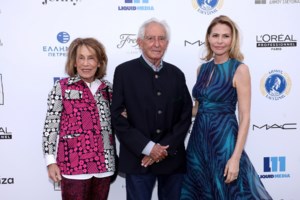 Κηδεία Michel de Grèce: Με λευκό κοστούμι η σύζυγός του Μαρίνα Καρέλλα - Η τρυφερή αγκαλιά με την Άννα Μαρία - εικόνα 21