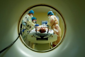 Ιταλία: Υποχώρησε το έδαφος σε πάρκινγκ νοσοκομείου - Ανοιξε... χαράδρα, έπεσαν ΙΧ [εικόνες] - εικόνα 2