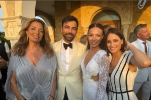 Άντζελα Γκερέκου: Χόρεψε "το φεγγάρι πάνω Θεέ μου" του Τόλη Βοσκόπουλου στον γάμο του Αντρέα Γεωργίου και αποθεώθηκε - εικόνα 3