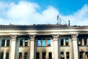 Ουκρανία: Φωτογραφίες σοκ του Reuters με νεκρούς σε πάρκο της Μαριούπολης - Μάχες στο κέντρο της πόλης - εικόνα 7