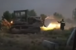 Φωτιά στην Αττική: Νεκρός 38χρονος εθελοντής πυροσβέστης - Η φωτιά έφτασε στα πρώτα σπίτια της Σταμάτας