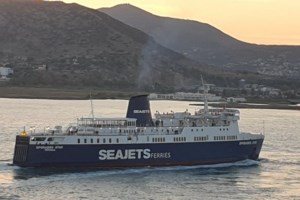 Σίκινος: Τουρίστρια αποθεώνει το έθιμο με τους πιτσιρικάδες που βουτάνε στο λιμάνι όταν φεύγει το πλοίο [Βίντεο]