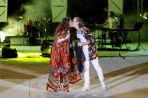 Εξώδικο σε σκληρή γλώσσα από την Καίτη Γαρμπή προς το κέντρο όπου τραγουδά ο Μαζωνάκης - εικόνα 2