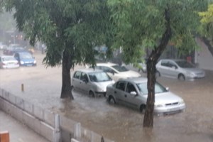 Τρόμος στη Λάρισα: Κεραυνός έπεσε σε σπίτι - Ήταν μέσα η γιαγιά και τα εγγονάκια [εικόνες, βίντεο] - εικόνα 2