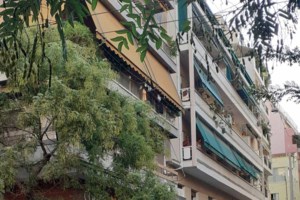 Καμένα Βούρλα: Επεισόδια από τους ανήλικους μετανάστες - Πετούσαν αντικείμενα από το ξενοδοχείο φιλοξενίας [βίντεο]