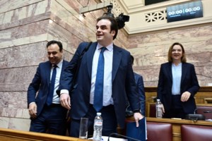 Επιμένουν οι αγρότες στα μπλόκα, αλλά θα ανοίξουν οι δρόμοι για τις γιορτές - Ανακούφιση στην κυβέρνηση
