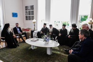 Καρέ - καρέ η λαμπρή υποδοχή της εικόνας της  Παναγίας "Άξιον Εστί" στην Αθήνα [Εικόνες] - εικόνα 18