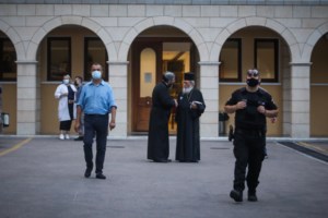 Επίθεση σε Μητροπολίτες στη Μονή Πετράκη - "Ο ιερέας ράντιζε το βιτριόλι σαν αγιασμό"